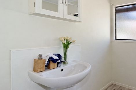 Photo of property in 10 Longfellow Parade, Glen Eden, Auckland, 0604