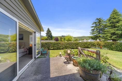 Photo of property in 2 Seagers Close, Kinloch, Taupo, 3377