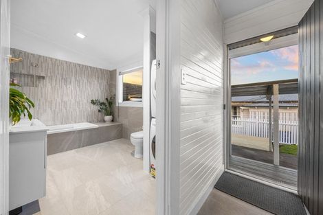 Photo of property in 1/141 Colwill Road, Massey, Auckland, 0614