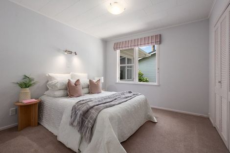 Photo of property in 17 Southern Cross Crescent, Island Bay, Wellington, 6023