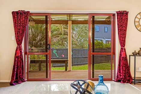 Photo of property in 9 Queen Natalie Place, Massey, Auckland, 0614