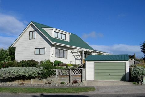 Photo of property in 2 Oratia Street, Waikanae Beach, Waikanae, 5036