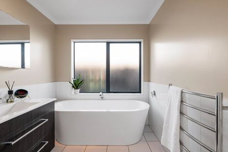 Photo of property in 21 Cate Road, Rototuna, Hamilton, 3210