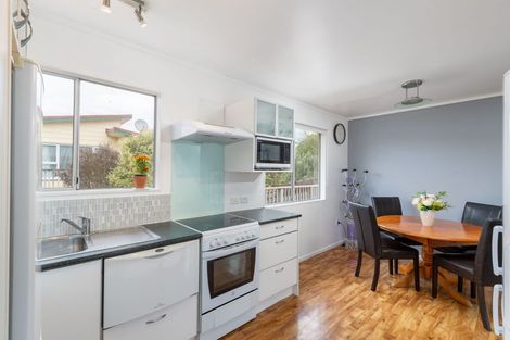 Photo of property in 25 Gloaming Hill, Titahi Bay, Porirua, 5022