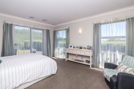 Photo of property in 13 Peregrine Place, Kinloch, Taupo, 3377