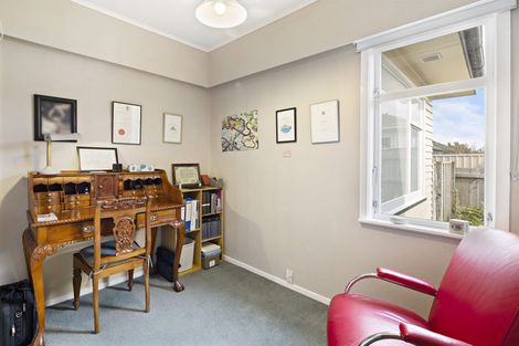 Photo of property in 1 Pinkerton Grove, Newlands, Wellington, 6037