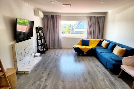 Photo of property in 2/31 Sunnyfield Crescent, Glenfield, Auckland, 0629