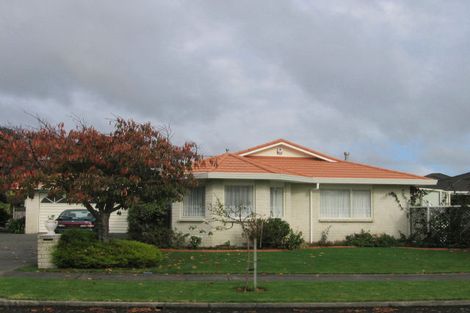 Photo of property in 32 Cranbrook Grove, Waikanae, 5036