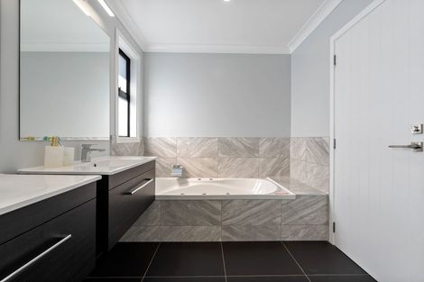 Photo of property in 2 Cessna Way, Newlands, Wellington, 6037