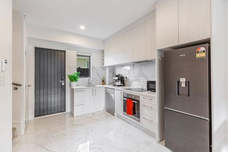 Photo of property in 5/3 Beach Road, Te Atatu Peninsula, 0610