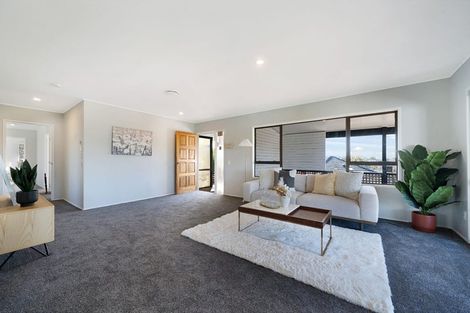 Photo of property in 10 Claverdon Drive, Massey, Auckland, 0614