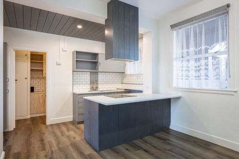 Photo of property in Devonport Apartments, 21/127 Saint Aubyn Street, New Plymouth, 4310