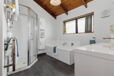 Photo of property in 2/20a Old Lake Road, Narrow Neck, Auckland, 0624