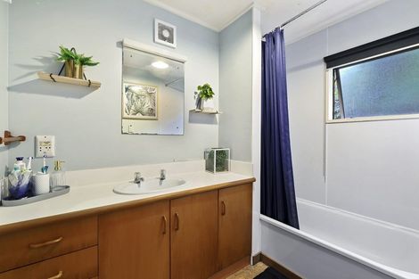 Photo of property in 14a Cameron Place, Fernhill, Queenstown, 9300