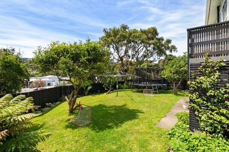 Photo of property in 19 Kereru Bend, Tawa, Wellington, 5028