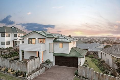 Photo of property in 1a Lobelia Rise, Goodwood Heights, Auckland, 2105