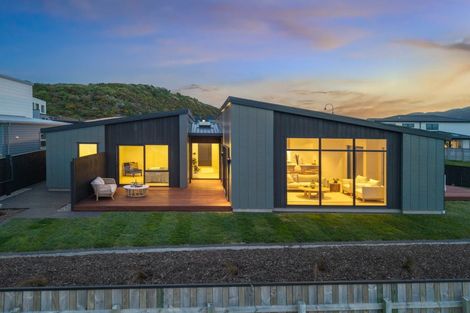 Photo of property in 6 Okupe Grove, Aotea, Porirua, 5024