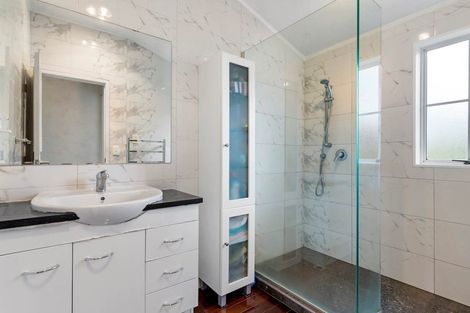 Photo of property in 13 Delisle Place, Windsor Park, Auckland, 0632