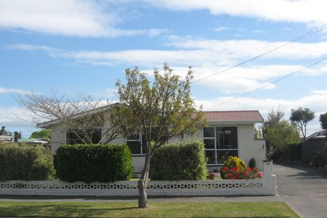 Photo of property in 21 Wychwood Crescent, Bishopdale, Christchurch, 8053