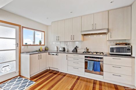 Photo of property in 8 Waiohua Road, Greenlane, Auckland, 1061