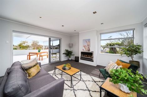 Photo of property in 10 Montana Place, Merrilands, New Plymouth, 4312