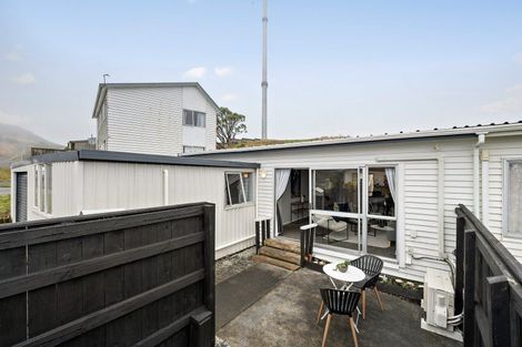 Photo of property in 7 Chetwode Grove, Newlands, Wellington, 6037