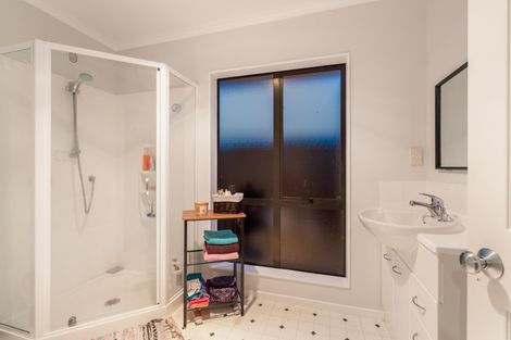 Photo of property in 3 Ebanjane Way, Clendon Park, Auckland, 2103