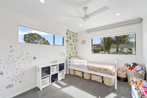 Photo of property in 43 Walton Street, Red Beach, 0932