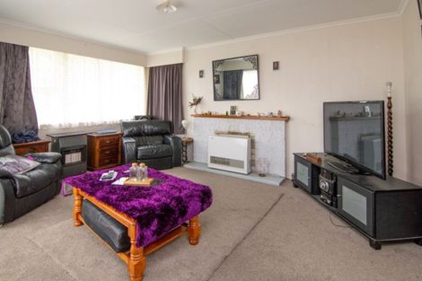 Photo of property in 27 Mokau Place, Terrace End, Palmerston North, 4410
