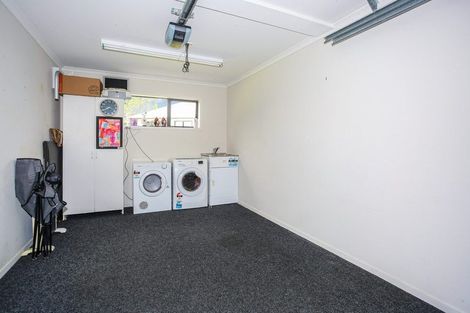 Photo of property in 11 Millen Place, Clarks Beach, 2122