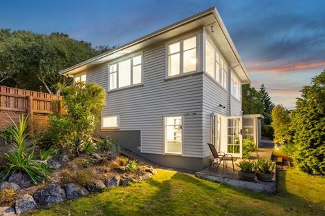 Photo of property in 39 Taylor Terrace, Tawa, Wellington, 5028