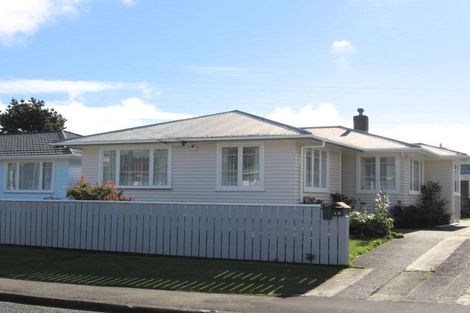 Photo of property in 15 Kenmore Street, Newlands, Wellington, 6037