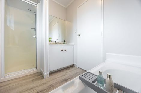 Photo of property in 37 Onedin Place, Titirangi, Auckland, 0604