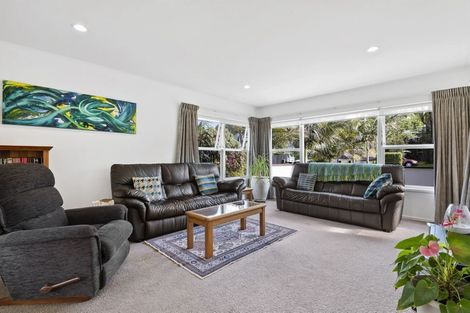 Photo of property in 1/1 Tallington Crescent, Torbay, Auckland, 0630