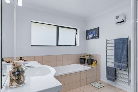 Photo of property in 47 Pohutukawa Drive, Levin, 5571