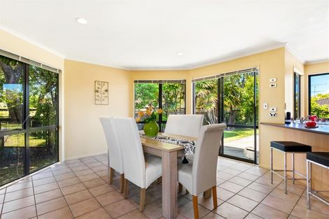 Photo of property in 32 John Jennings Drive, Oteha, Auckland, 0632