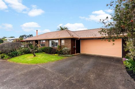 Photo of property in 14 West Fairway, Golflands, Auckland, 2013