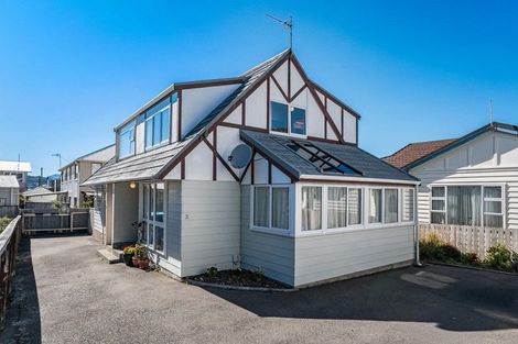 Photo of property in 3/133 Queens Drive, Lyall Bay, Wellington, 6022