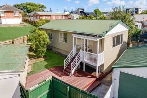 Photo of property in 2 Netherlands Avenue, Kelston, Auckland, 0602