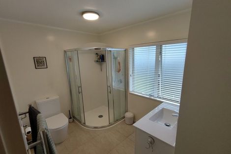 Photo of property in 2/28 Caribbean Drive, Unsworth Heights, Auckland, 0632