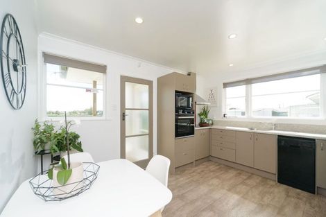 Photo of property in 8 Peters Avenue, Cloverlea, Palmerston North, 4412