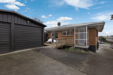 Photo of property in 2/33 Butterworth Drive, Glendene, Auckland, 0602