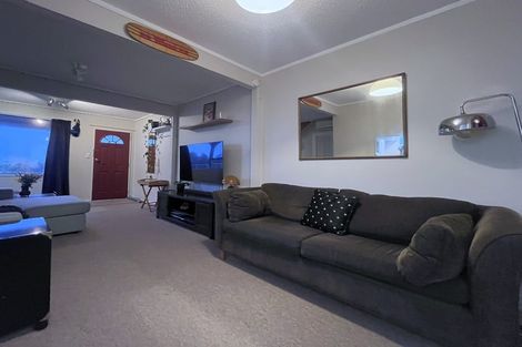 Photo of property in 7b Ladbrooke Drive, Newlands, Wellington, 6037
