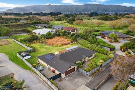 Photo of property in 32 Titoki Road, Waikanae Beach, Waikanae, 5036