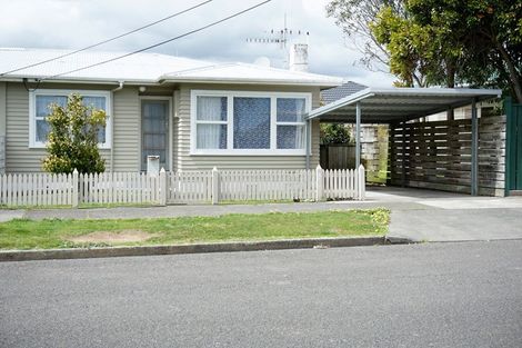 Photo of property in 32 Queenwood Road, Levin, 5510