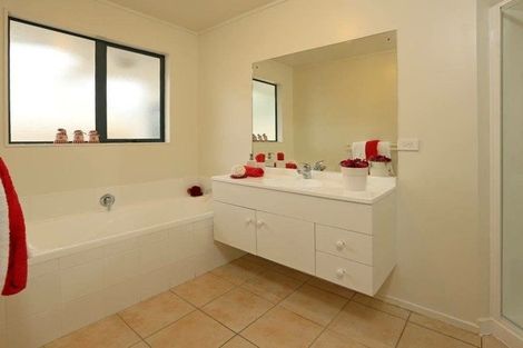 Photo of property in 106 Kingdale Road, Henderson, Auckland, 0610