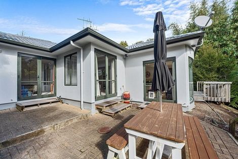 Photo of property in 5 Springwater Vale, Unsworth Heights, Auckland, 0632