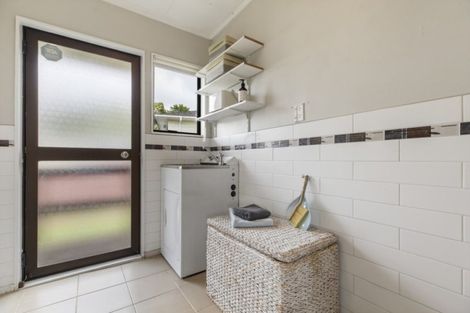 Photo of property in 3 Meadowvale Rise, Titirangi, Auckland, 0604