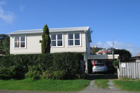 Photo of property in 2 Cluny Road, Plimmerton, Porirua, 5026