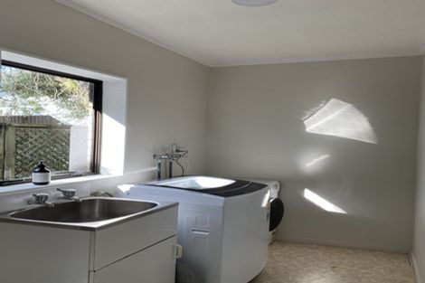 Photo of property in 2/3 Kaurilands Road, Titirangi, Auckland, 0604